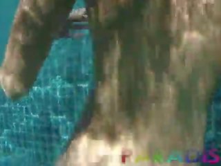 Musang anak kembar berenang telanjang dan membiarkan steady fuck mereka dalam air