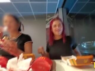 Duas safada aprontando com os peitos de fora enquanto comem no McDonald’s - Anjinha Tatuada Oficial