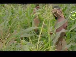 Amaka yang kampung mewah wanita melawat okoro dalam yang ladang untuk quick tamparan kerja