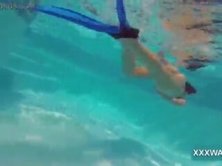Magnificent rjavolaska razpis punca candy swims pod vodo