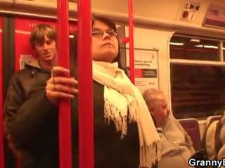 Han picks upp bystiga flickvän i den metro