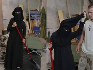 Chuyến du lịch của lợi phẩm - muslim người phụ nữ sweeping sàn được noticed qua đam mê mỹ lính