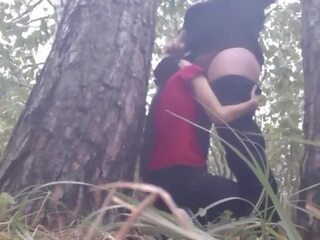 Nós hid sob um árvore a partir de o chuva e nós teve sexo vídeo para manter caloroso - lésbica illusion meninas