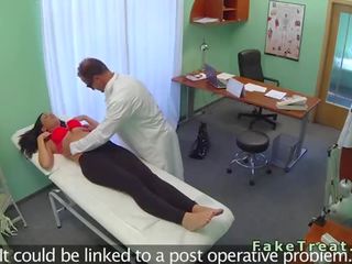 Sexig tatuerade patienten knull henne specialist i fejka sjukhus