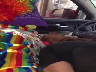 Clown prende manhood succhiato mentre ordering cibo