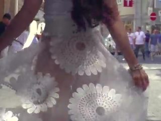 Φόβος πόλη - jeny smith walks σε δημόσιο σε transparent φόρεμα χωρίς εσώρουχα