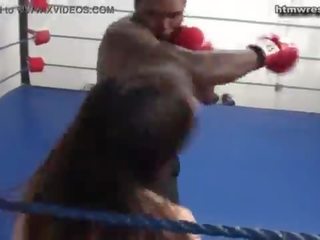 Čierne muž boxovanie beast proti drobné biele školáčka ryona