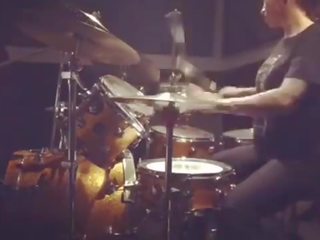 Felicity feline drumming na zvuk studios
