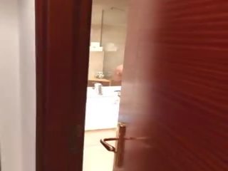 Zvrhlík videá blondýna mladý samice počas orgazmus v hotel sprcha