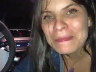 Tatiana โมราเลส hace ใช้ปาก en su รถยนต์ y luego se lo มา