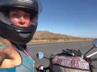 Felicity feline menunggang pada aprilia tuono motosikal