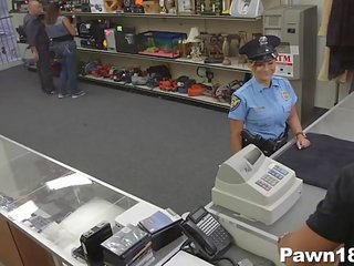 Началник полицай отива мръсен за пари в брой