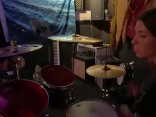 Felicity feline drumming lung jam