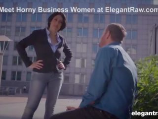 Afaceri femeie inghite în timp ce lucru