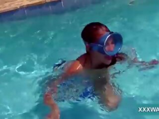 Μεγαλοπρεπής μελαχρινός/ή κλήση κορίτσι καραμέλα swims υποθαλάσσια