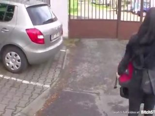 Streetwalker stop - spogledljiva rjavolaska picked up v avto parkirati