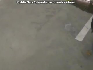 Rotschopf mit unschuldig gesicht tun pervertiert sachen im die öffentlich toilette