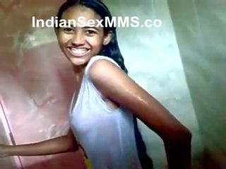Indický dospívající zkurvenej v veřejné sprchový - (desiscandals.net)