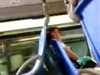 Pájaro carpintero intermitente a emocionante mujer en la autobús