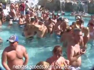 Orang telanjang kolam renang pesta kunci barat