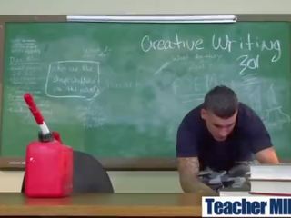 (leigh darby) exceptional učitel s velký meloun kozičky jízda studentská v třída mov-19