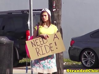 Hitchhiking мадама прецака на открито на кола