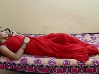 印度人 bhabhi 性交 在 红 saree