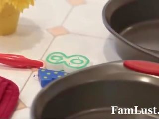 Pilyo bata babaing anak na panguman fucks hakbang tatay habang ina cooks - famlust.com