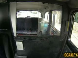 Smashing شقراء إقامة متواصلة يحصل على ل سريع مارس الجنس في ال المقعد الخلفي بواسطة pervy سائق