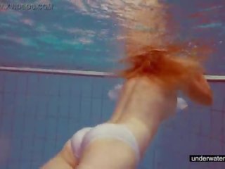 Зухвала мелісса грає підводний