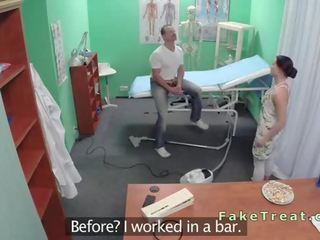 Майстер трахає медсестра і прибирання школярка в підробка лікарня