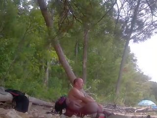 Zwart nudist jerkink haar man op oka naakt strand