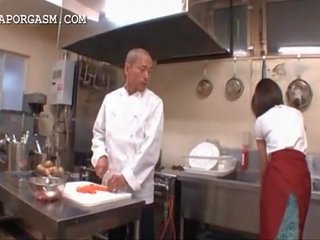 Asiatique serveuse obtient seins saisi par son patron à travail