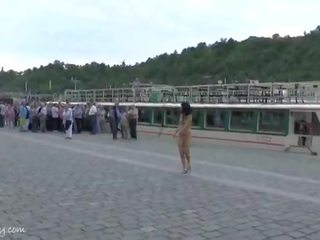 Verrückt tschechisch chicken nackt auf öffentlich straßen