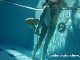 Zuzanna y lucie jugando bajo el agua