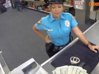 Dögös rendőr tiszt pawns neki dolog és szögezték hogy pénzt keres készpénz