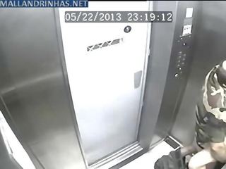 Câmera de segurança flagrando foda no elevador