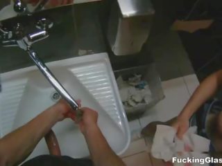 Keppimine prillidega - avalik tualett orgasm