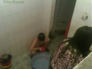 Vietnam studente nascosto camma in bagno