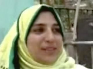Egyptský hidžáb sharmota sání a klovaný pták - live.arabsonweb.com