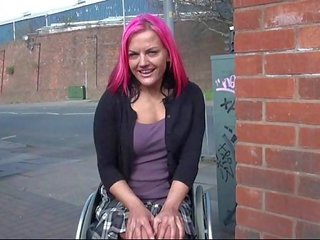 Wheelchair 界 利亚 caprice 在 联合王国 闪烁 和 户外 裸露