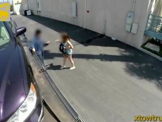 Tiener roodharige zuigt een tow truck driver naar krijgen haar auto terug