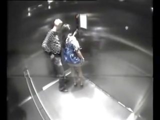 حريص libidinous زوجان اللعنة في مصعد - 