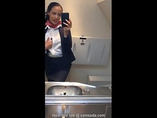 Latina stewardeza se alătură the masturbare milă mare club în the lavatory și cums