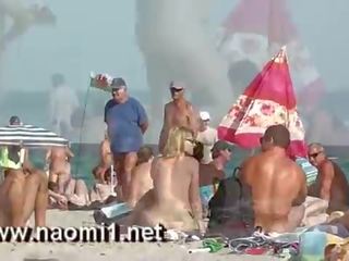 Naomi1 honění a mladý chlap na a veřejné pláž