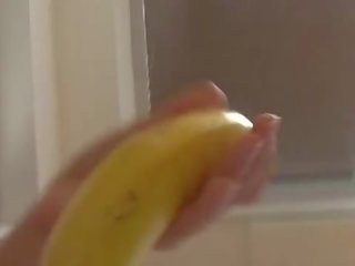 How-to: mladý bruneta damsel učí použitím a banán