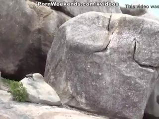Överlägsen fan nära den sten vägg
