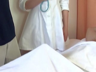 Asia medis orang keparat dua youths di itu rumah sakit