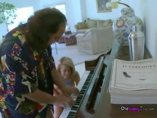 Ron jeremy gra pianino na enchanting młody duży cycek seductress