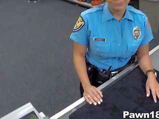 Policija pareigūnas comes į pawn parduotuvė